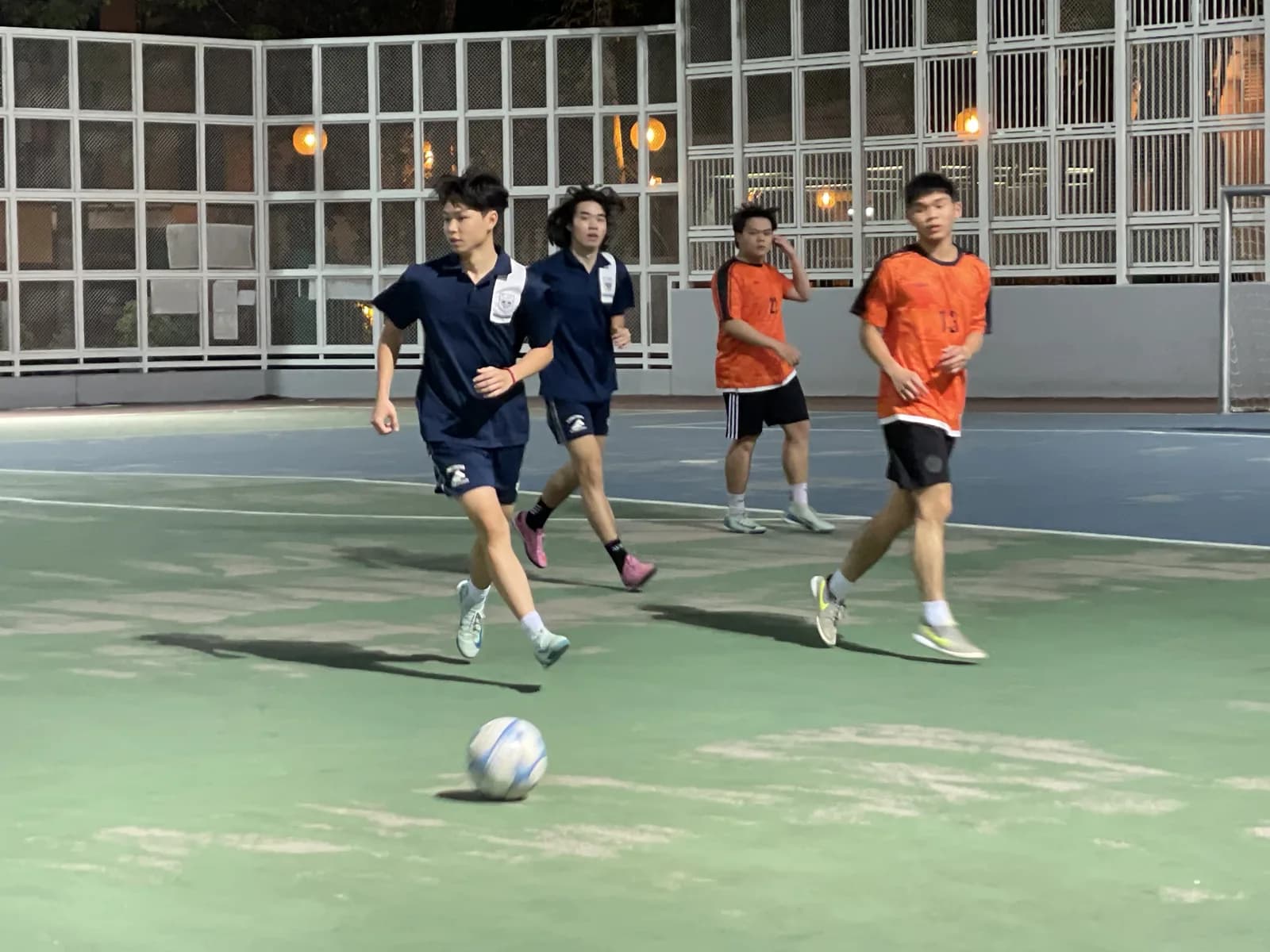 协同国际学校学生在校园球场踢足球