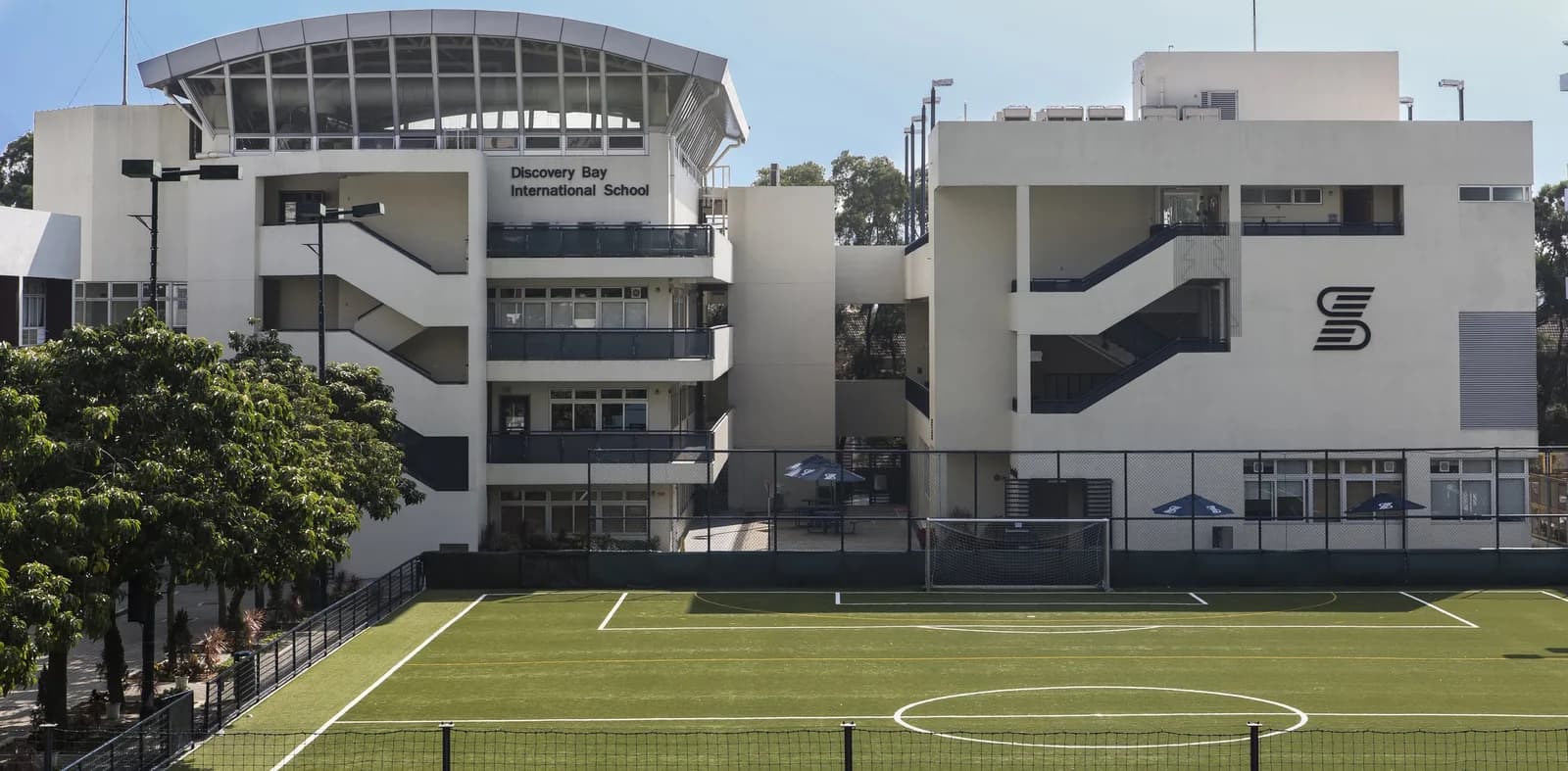 愉景湾国际学校主校园教学楼与人造草足球场