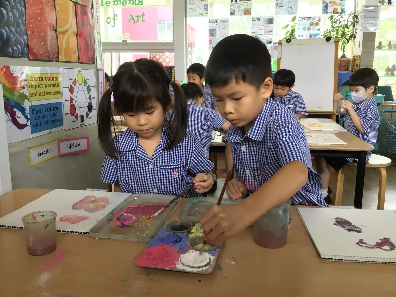 鲗鱼涌小学低年级学生在美术课上用颜料作画
