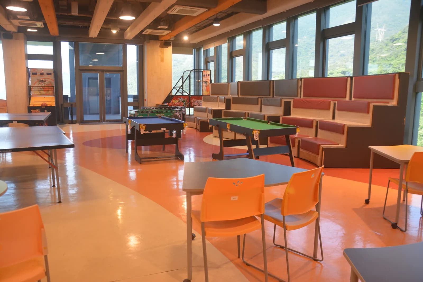 南岛中学学生活动空间 The Space，设桌球台和阶梯座位，窗外是山景