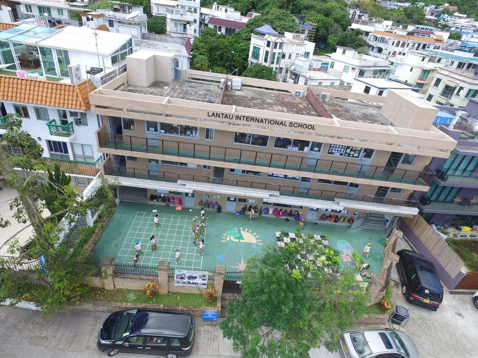 大屿山国际学校贝澳校区航拍，校舍与屋顶游乐场