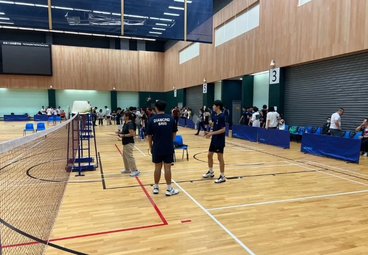 弘爵国际学校学生在体育馆参加校际羽毛球比赛