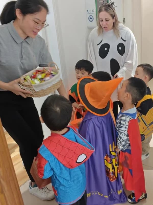 科发幼儿园 | 万圣节的荧光派对上，是哪个科宝在闪闪发光？