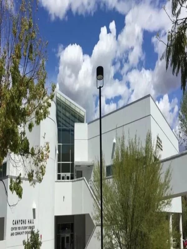 加州峡谷大学 | 加州峡谷学院College of the Canyons