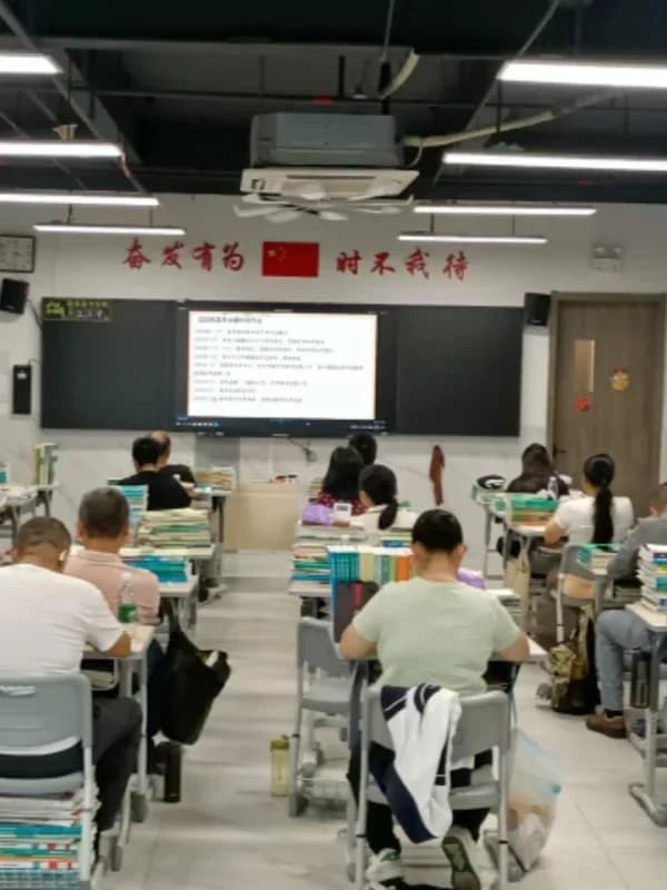 深圳菁华中英文实验中学 | 【菁华新闻】家校同心，携手筑梦——深圳菁华中英文实验中学高三年级家长会圆满举行