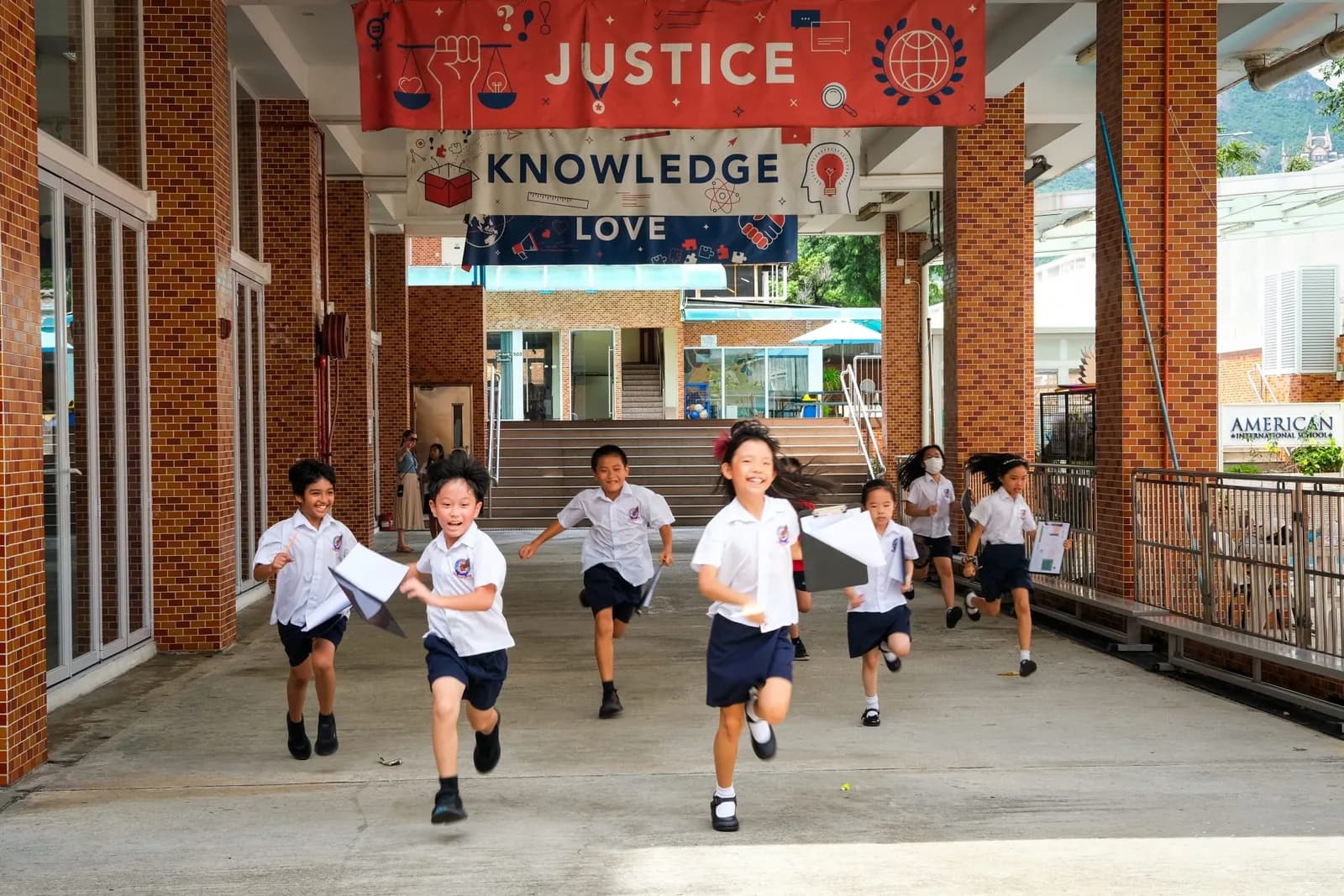 美国国际学校学生在校园走廊奔跑