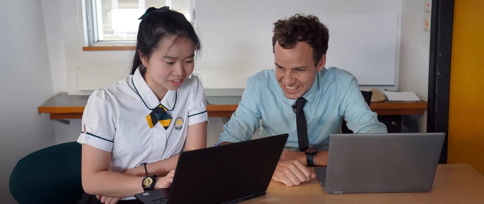 香港澳洲国际学校学生与教师讨论功课