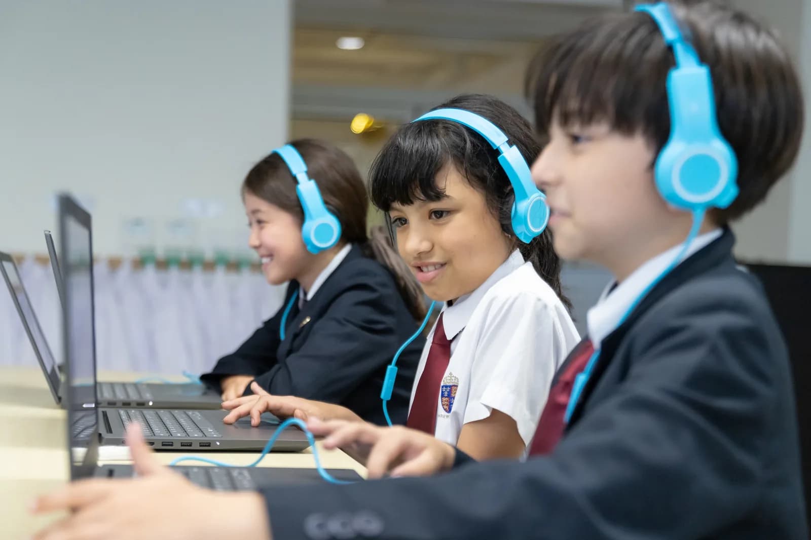 思贝礼国际学校香港校区学生在课堂使用电脑