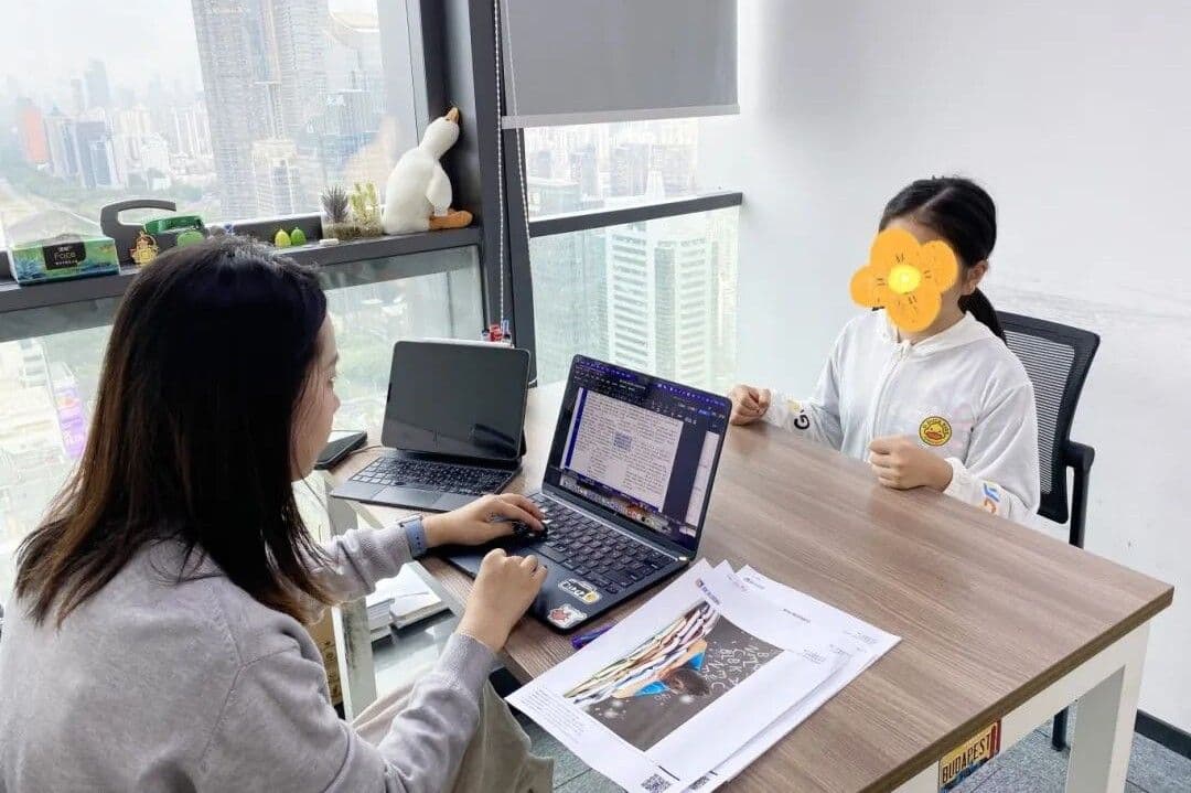 学生与老师进行模拟面谈练习