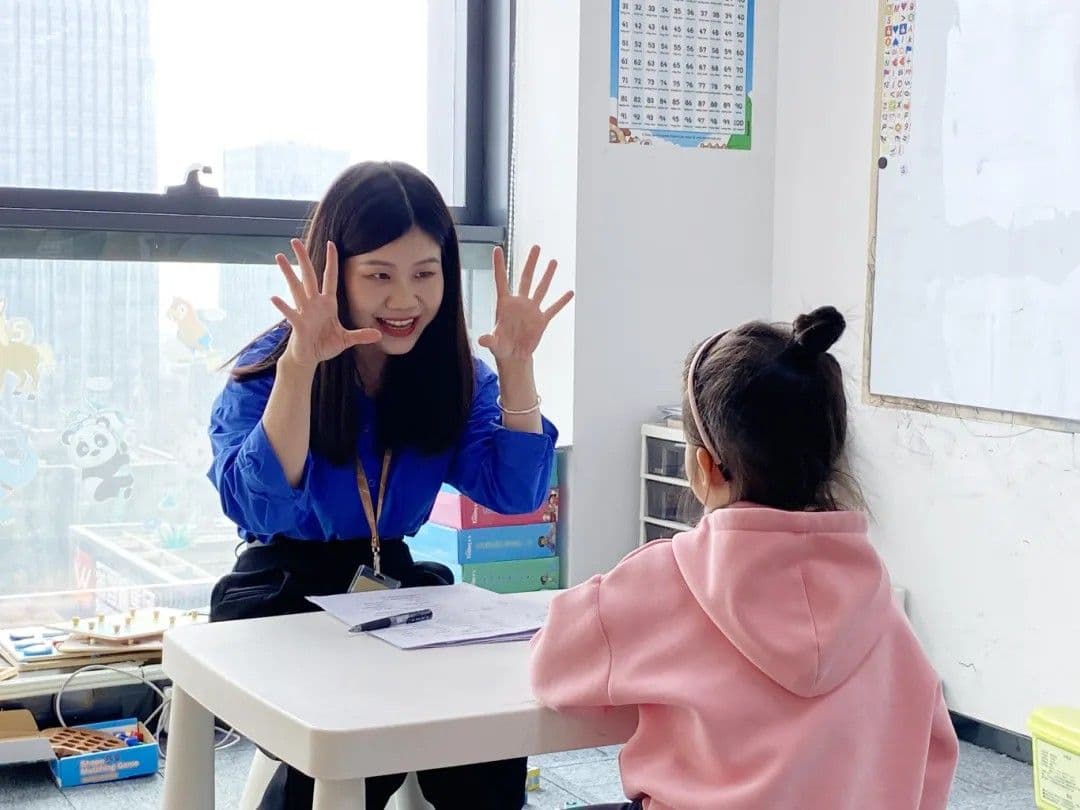 低龄学生与老师进行语言互动练习