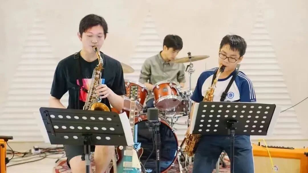 广州贝赛思学生进行乐器演奏,往年活动画面