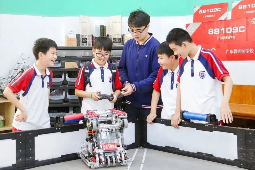 广东碧桂园学校学生参与机器人活动