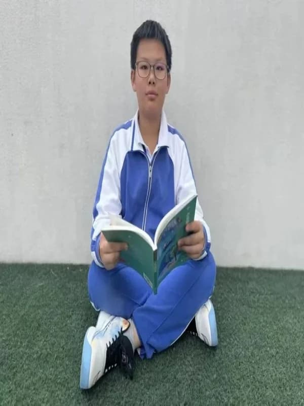 大道至简DSE(博恒橘郡校区)| 美文欣赏 | 那一抹“红马甲”