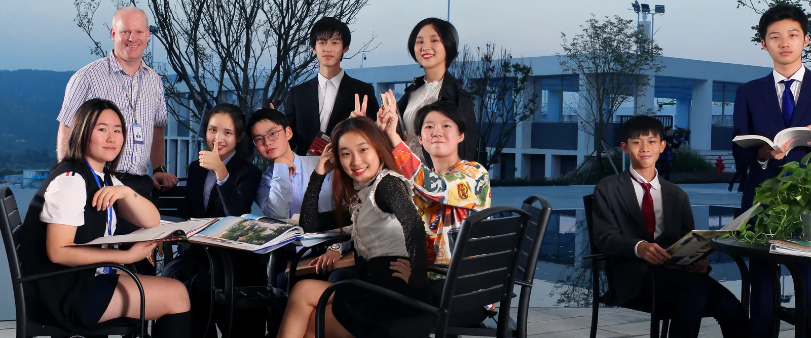 贝赛思学生与老师在校园露台,图片来自贝赛思官网首页横幅