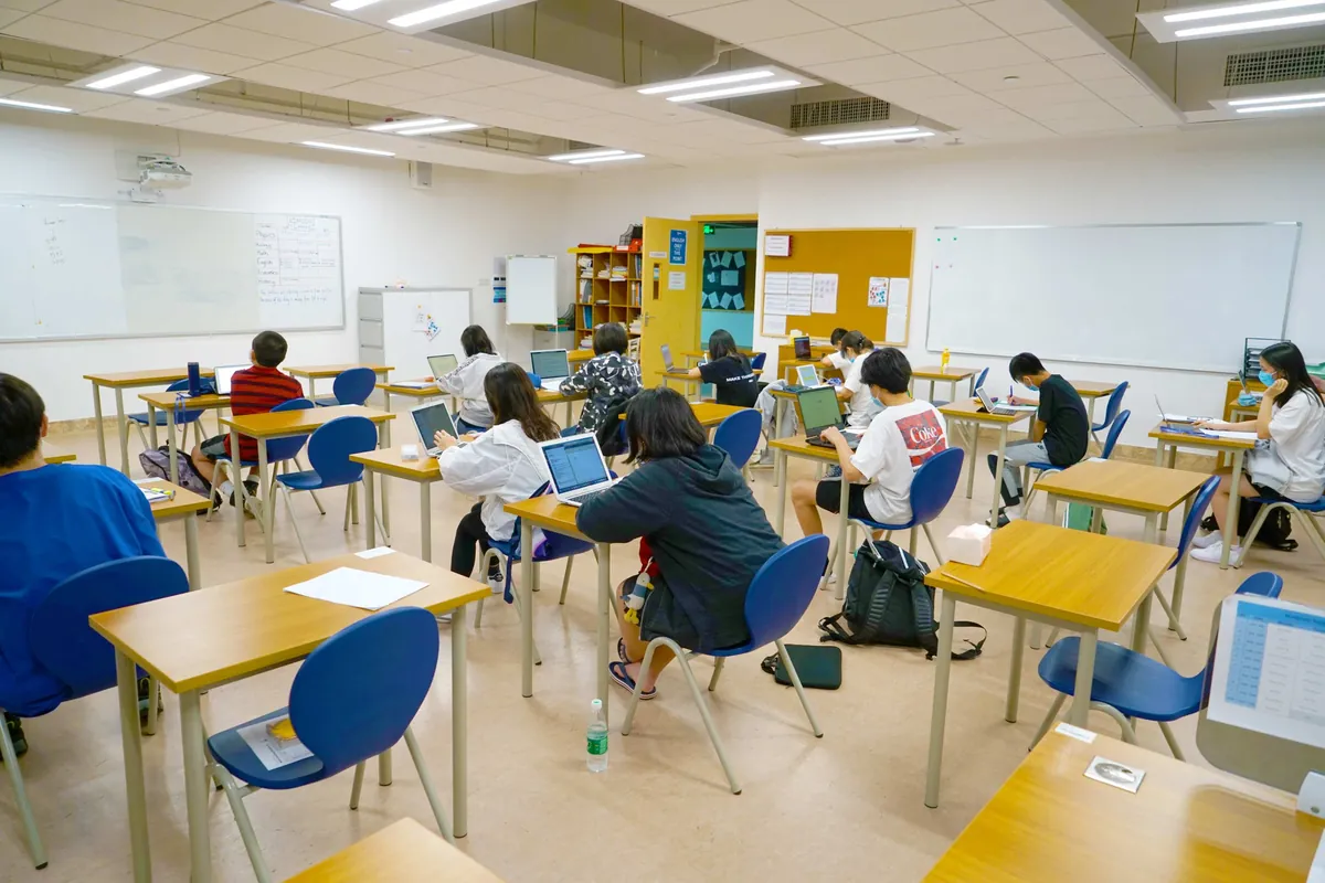 广州贝赛思国际学校住宿生在教室晚自习，图片来自学校官网