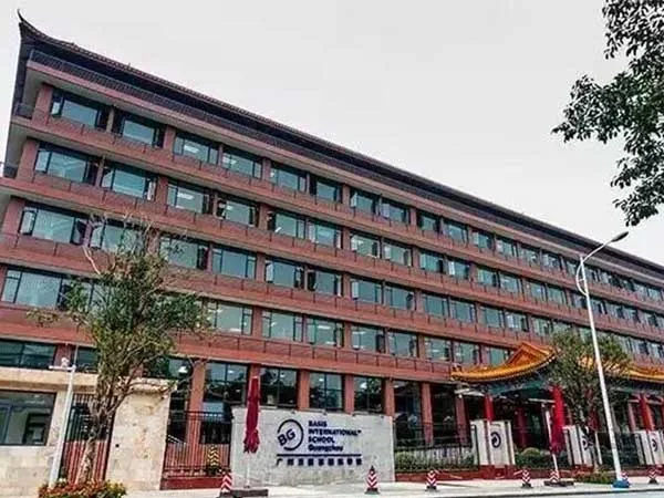 广州贝赛思国际学校教学楼与校门