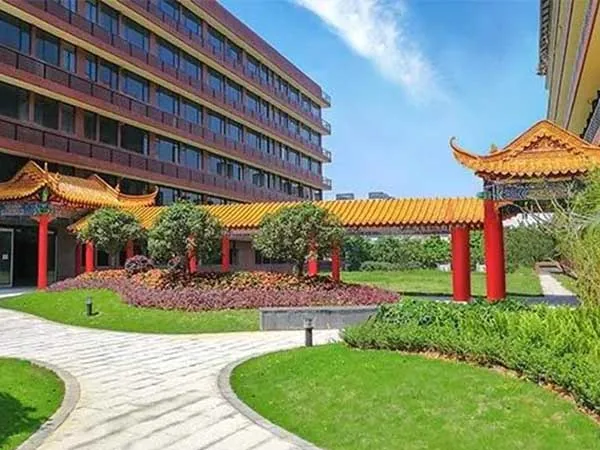 广州贝赛思国际学校校园中的岭南式连廊与花园