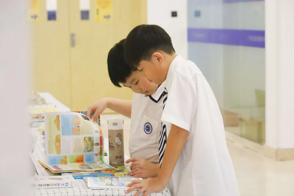 广州贝赛思国际学校学生在图书馆活动中翻阅图书