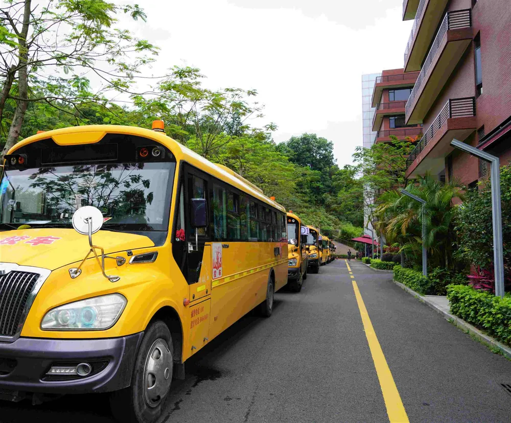 广州贝赛思国际学校校车停在校园道路旁