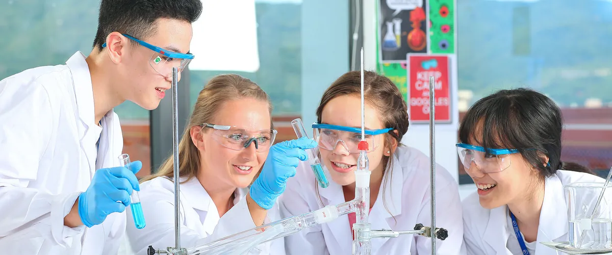 广州贝赛思国际学校学生在实验课上做化学实验，图片来自学校官网