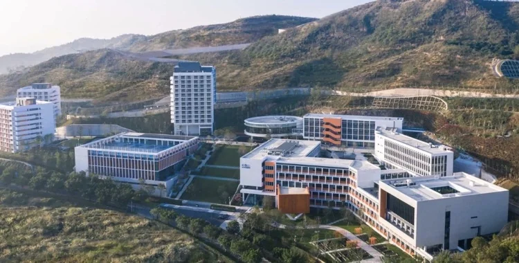 华润小径湾贝赛思国际学校校园航拍，校舍依山而建