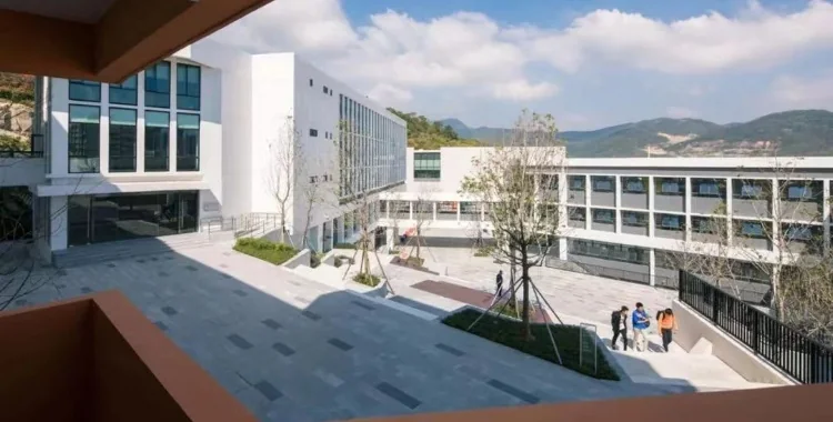 华润小径湾贝赛思国际学校教学区广场