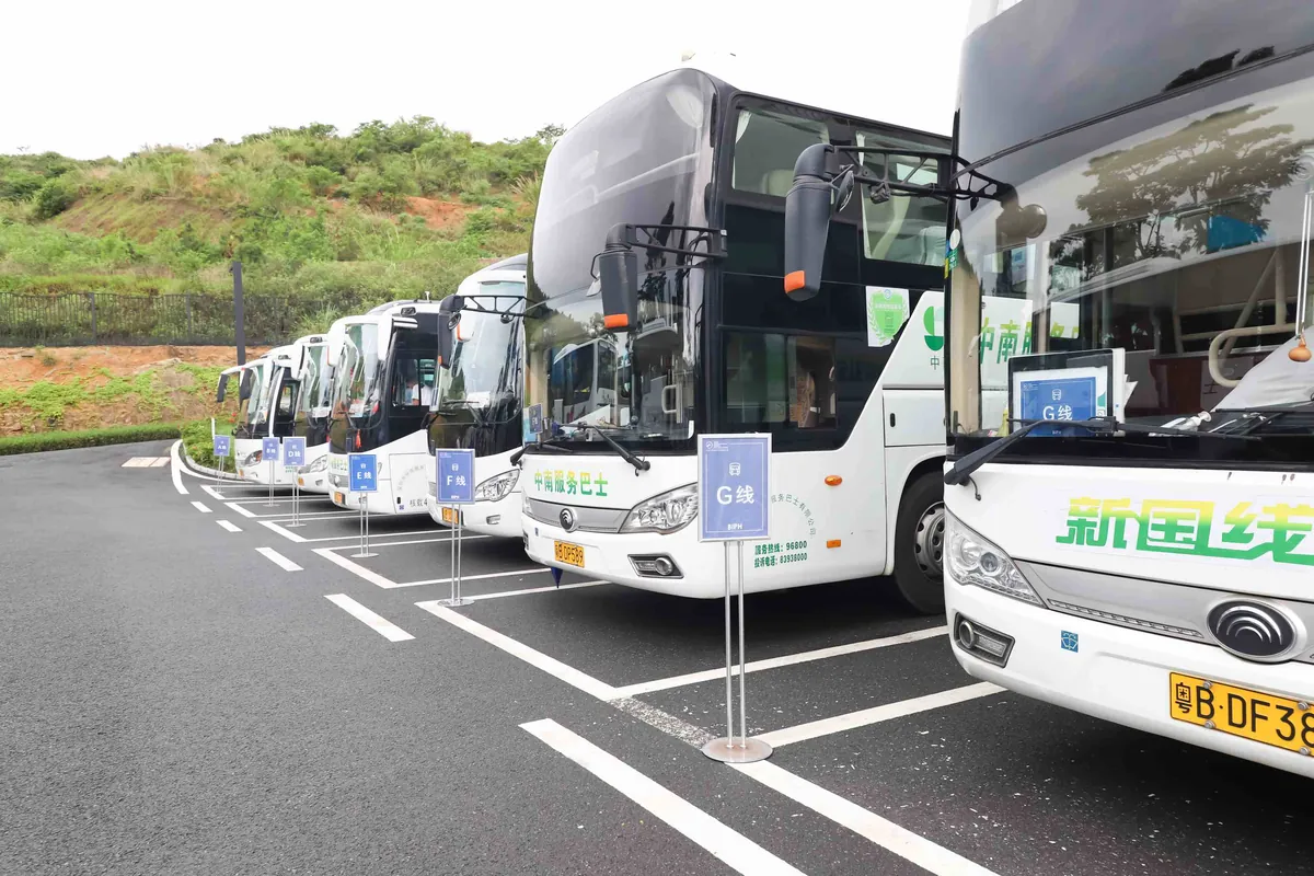 华润小径湾贝赛思国际学校按线路停放的校车，图片来自学校官网
