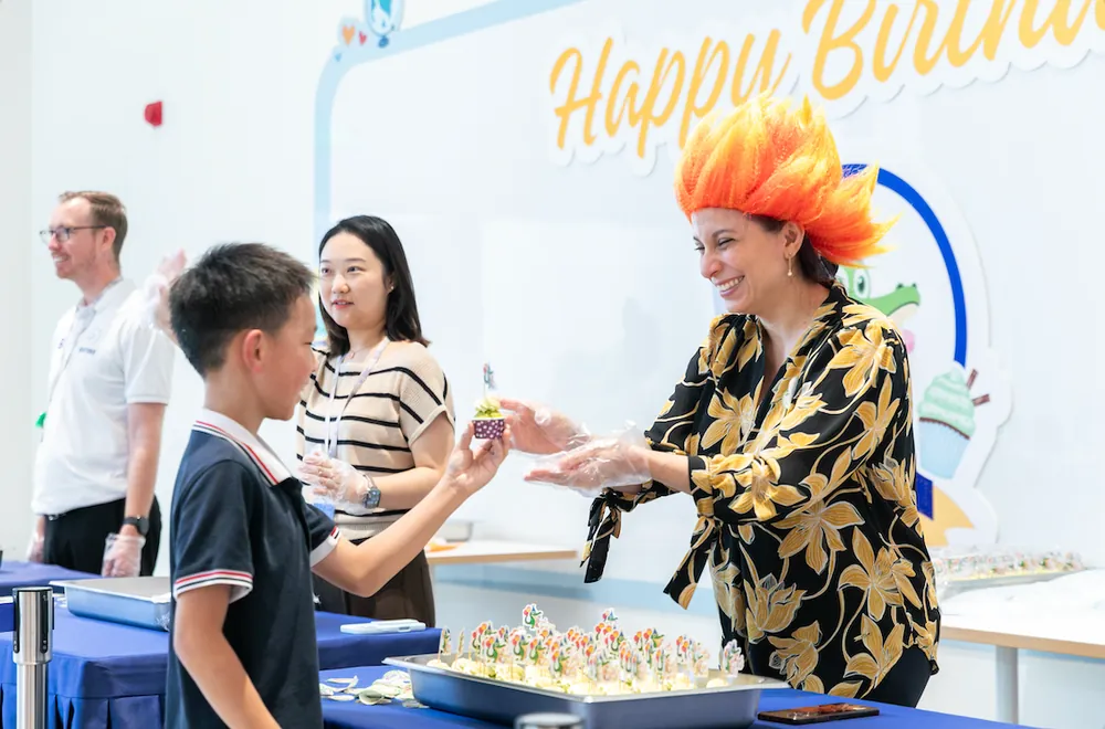 武汉贝赛思国际学校创校周年纪念日分发小杯糕，图片来自学校官网
