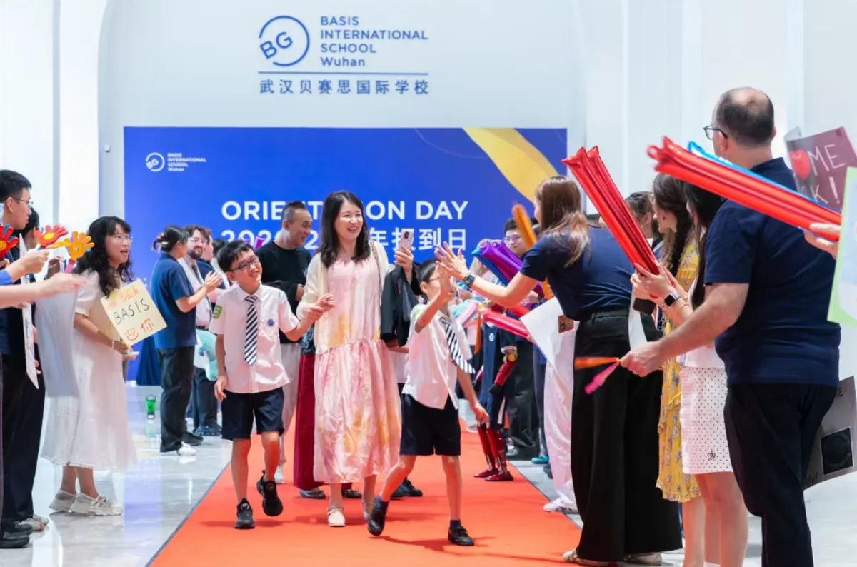 武汉贝赛思国际学校2026学年报到日，老师在红毯两侧迎接学生，图片来自学校官网