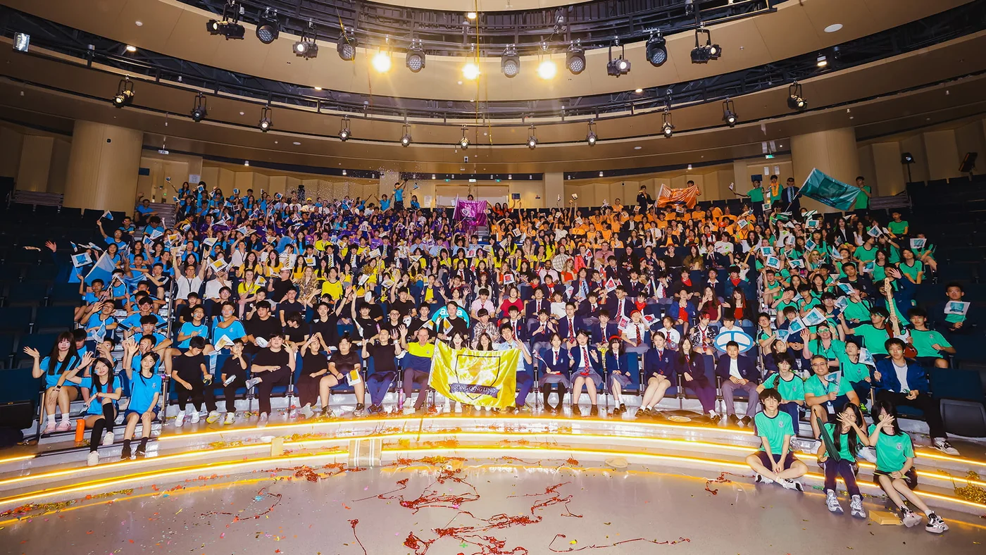 哈罗深圳师生在剧场参加校园集体活动,图片来自学校官网