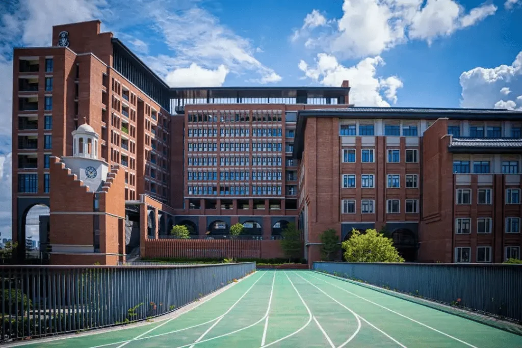 哈罗深圳红砖教学楼与校园跑道,图片来自学校官网