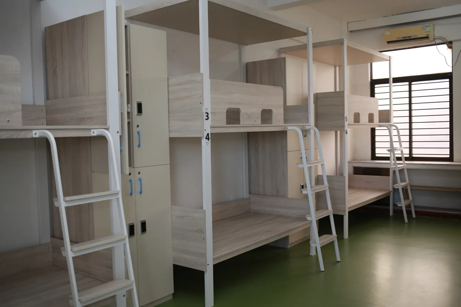 华附国际部石牌校区学生宿舍，上床下柜的木质床位
