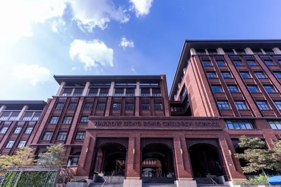 深圳前海哈罗港人子弟学校红砖校舍正门