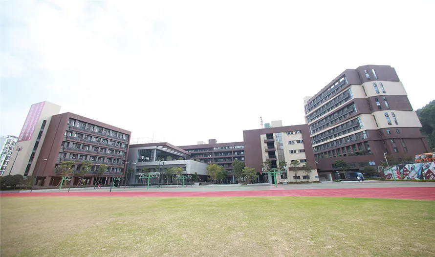 从运动场望向校园教学楼群