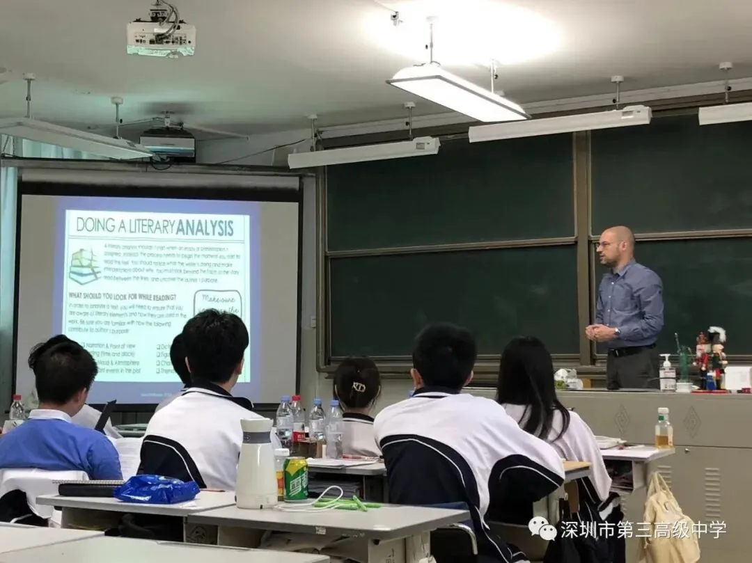 外籍教师在国际部教室授课，学生坐在课桌后听讲