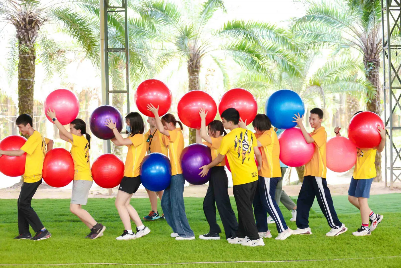 深国交学生参加户外团体活动,图片来自学校官网
