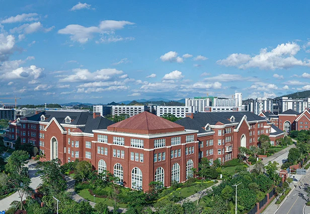 清澜山红砖教学楼与校园绿地，图片来自学校官网