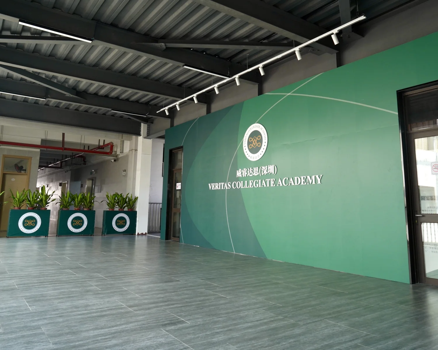 深圳威睿达思校园入口与绿色标识墙