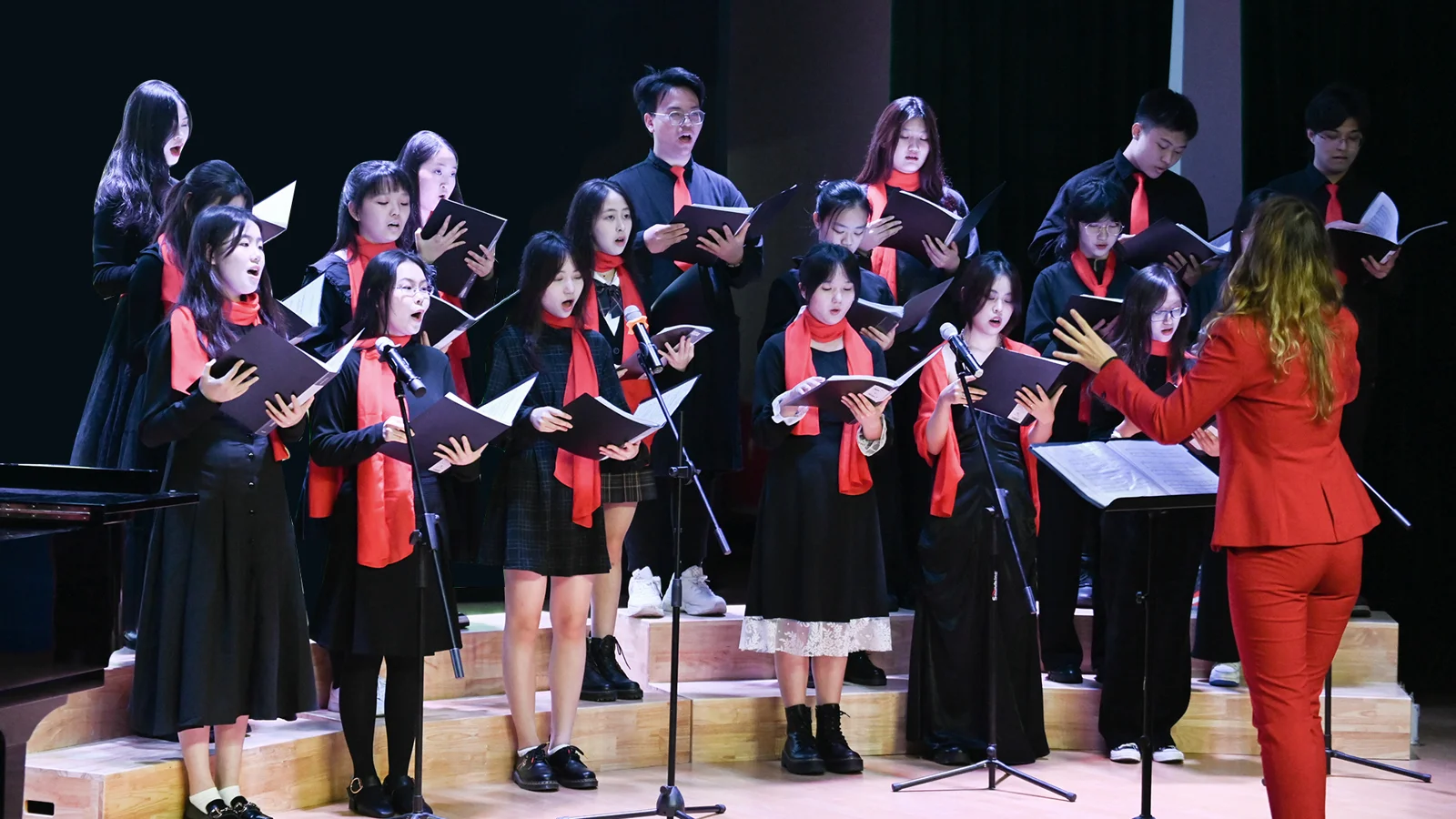 新哲文院学生在舞台上合唱演出